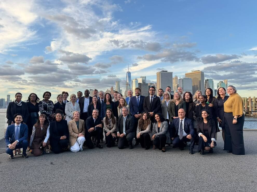 gobdecordoba's tweet photo. Participamos en la #ClimateWeekNYC 2026, uno de los encuentros climáticos más relevantes del mundo.🌏

Reunió a gobiernos, organismos multilaterales, inversores y líderes empresariales en torno a la acción climática global.

♻️La secretaria general de Ambiente, Economía Circular y Biociudadanía, @tori_flores, representó a la provincia en siete mesas de alto nivel, compartiendo escenario con gobernadores, ministros, jefes de Estado y funcionarios de gobiernos subnacionales de más de veinte países.

Se presentó el Mercado de Servicios Ecosistémicos Forestales como un caso de diseño de valor compartido para comunidades forestales.🌳

Conocé más en👉 https://t.co/L2F1M0mLbz

#HacerParaCrecer