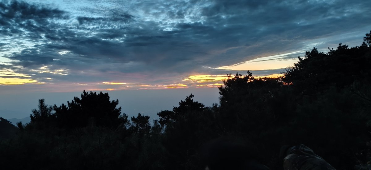 0908xyc's tweet photo. 泰山等日出中…🌄 https://t.co/63kVdAjcfp