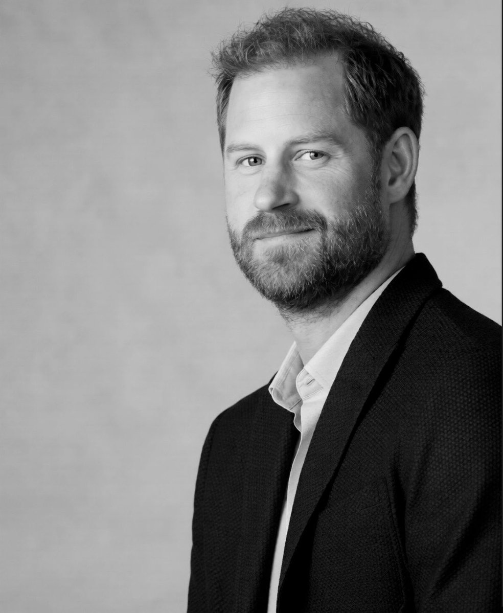 claireXanda's tweet photo. Prince Harry saying that he has rule that 10 days is the maximum days he’ll ever be away from his wife and children. 
No wonder they’re in uk while he works on Invictus. The Windsor who isn’t allergic to his wife and children. https://t.co/h32EbmFjHy