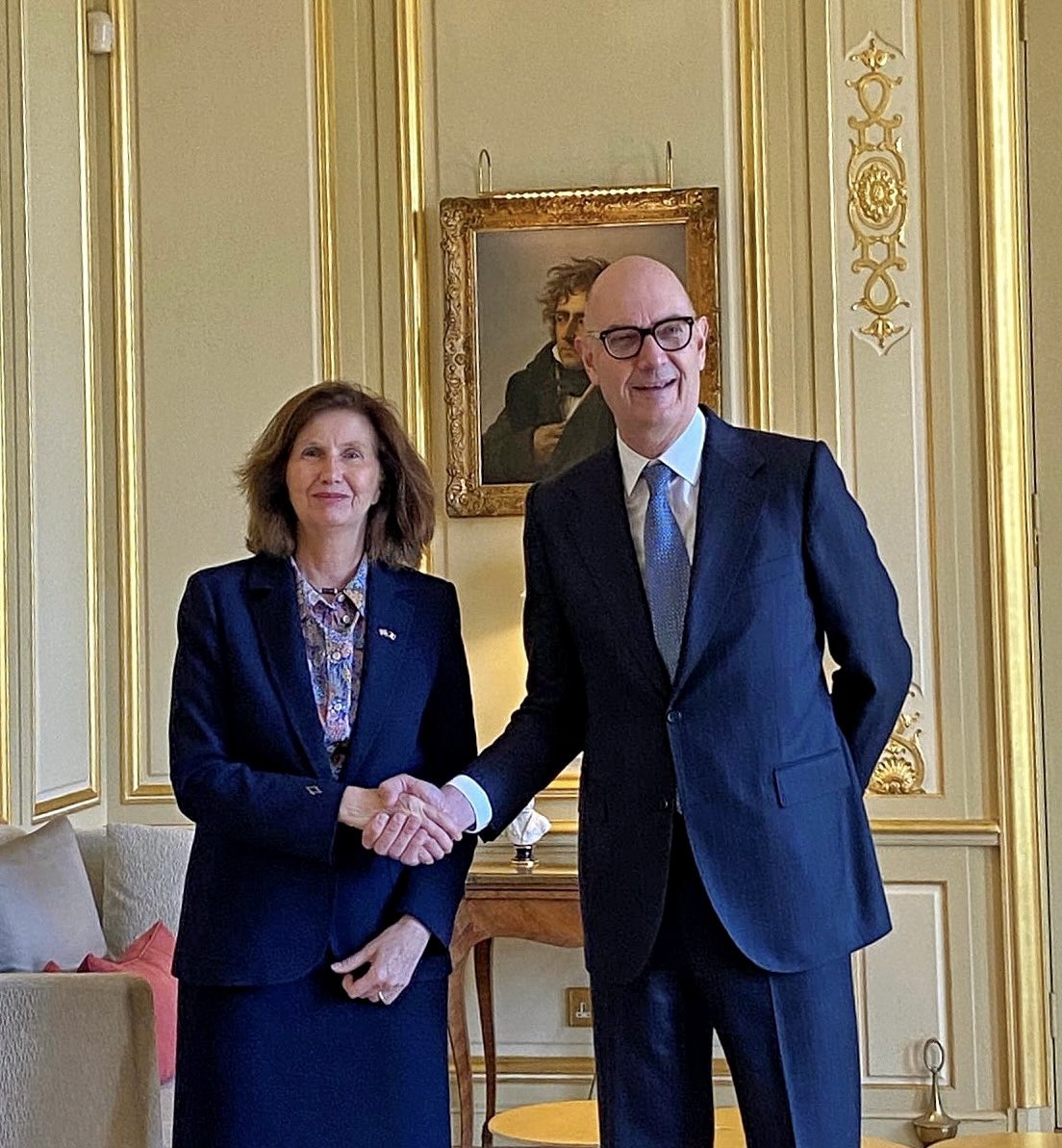 AmbDuchene's tweet photo. Minister Roland Lescure was in London to meet his counterpart @JohnHealey_MP, engage with key economic stakeholders and exchange views with students at the London School of Economics. Let's continue to strengthen our economic ties and build an even closer 🇫🇷🇬🇧 partnership. https://t.co/vB1Wev1xmT