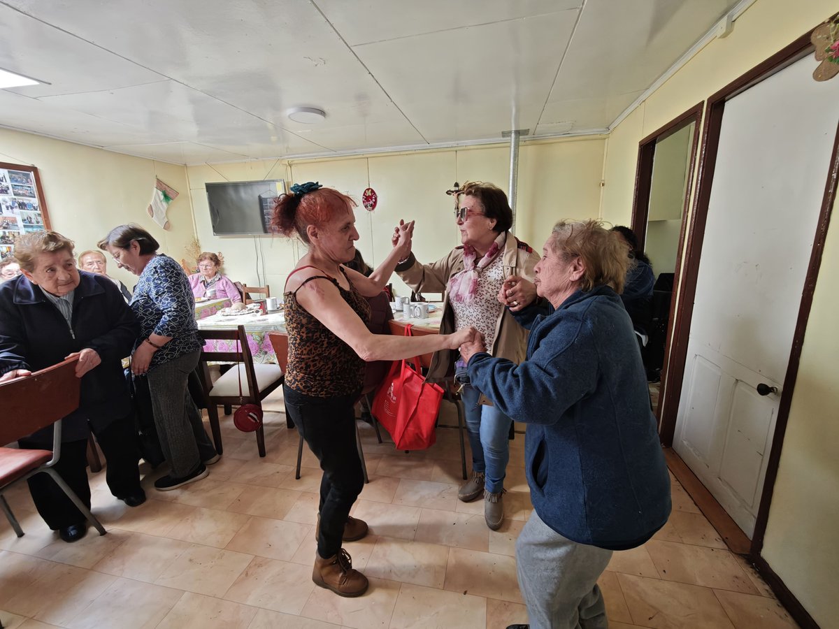 DPPUltEsperanza's tweet photo. 👏Delegado Liber Lazo compartió grato momento con personas mayores del Club Padre Pedro María Rossa de #Natales, en una jornada marcada por la alegría, la camaradería y las ganas de seguir participando activamente. https://t.co/lEWxNidHA2