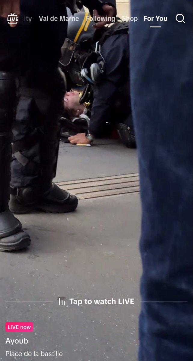 nasriwilo's tweet photo. ya qlq qui convulse a bastille les crs essayenr de cacher askip !!!! la folie !!!! https://t.co/i2sMf3iHnF