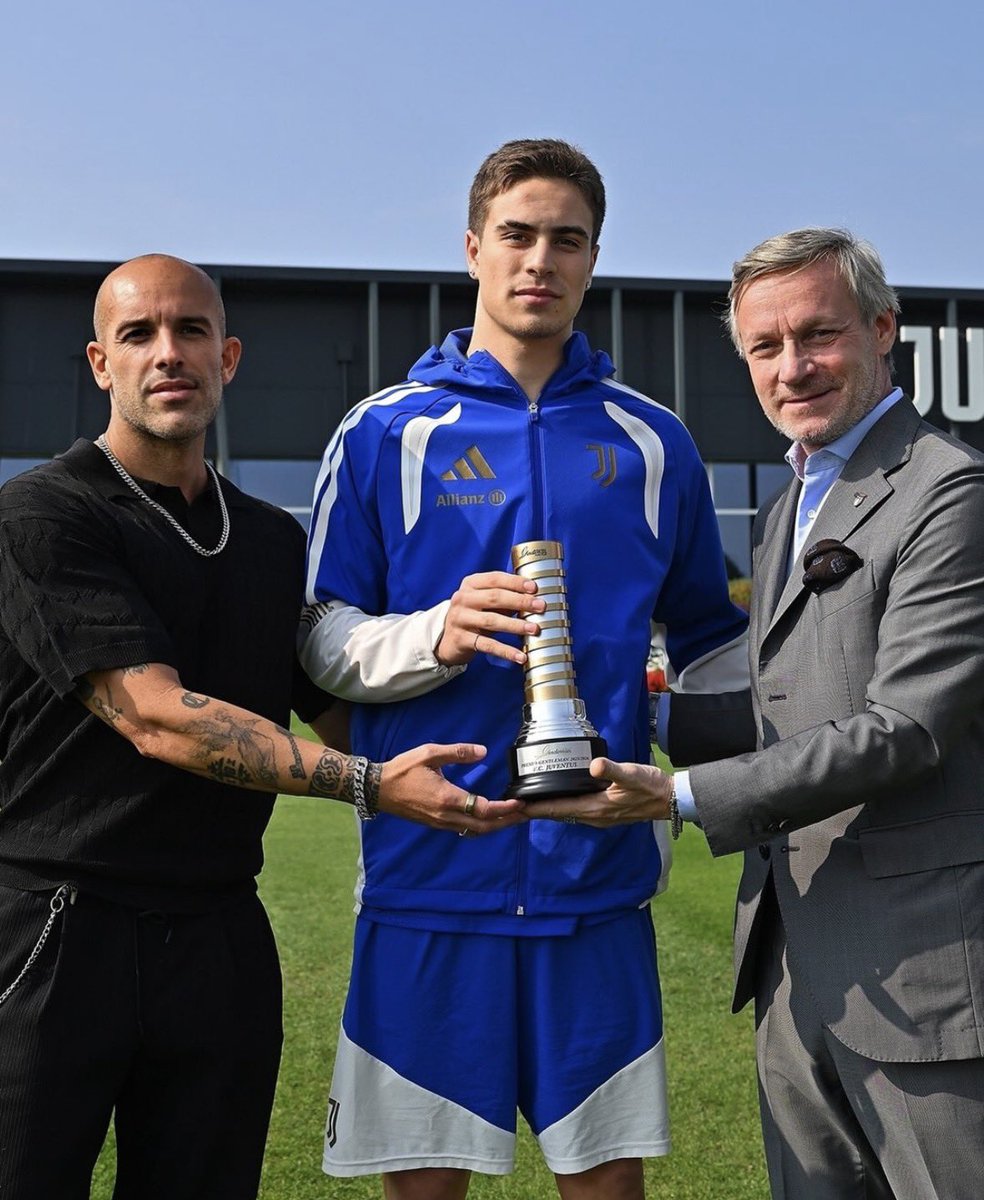 acervoyildizz's tweet photo. o kenzy recebeu o prêmio de gentleman da juventus pela temporada 2025/26 💙 https://t.co/xkjtqLLOIX