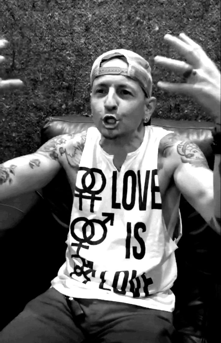 kuroogf's tweet photo. "linkin park banda apolítica" 
banda essa que tem álbuns como "minutes to midnight", "a thousand suns" e "the hunting party"
banda essa que tem uma front woman lésbica. 
banda essa que o chester vestia a camisa por minorias (literalmente).
banda essa que o mike já participou de + https://t.co/INkgjSyXHx