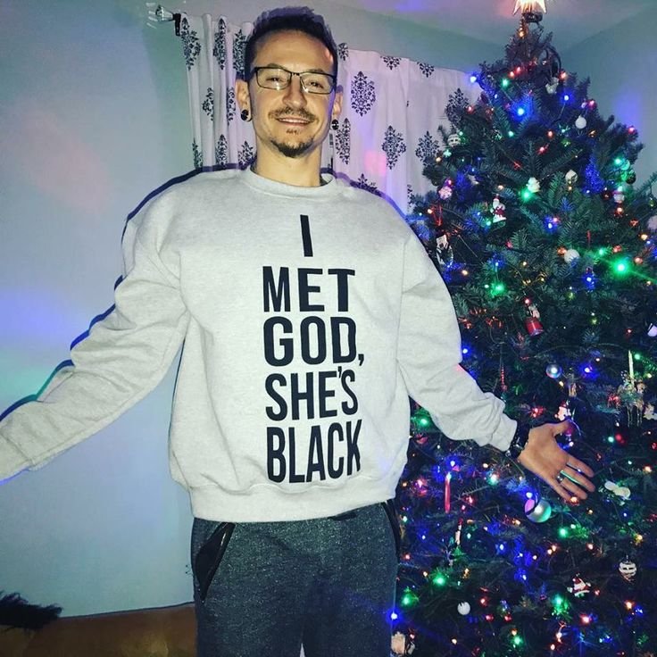 kuroogf's tweet photo. "linkin park banda apolítica" 
banda essa que tem álbuns como "minutes to midnight", "a thousand suns" e "the hunting party"
banda essa que tem uma front woman lésbica. 
banda essa que o chester vestia a camisa por minorias (literalmente).
banda essa que o mike já participou de + https://t.co/INkgjSyXHx