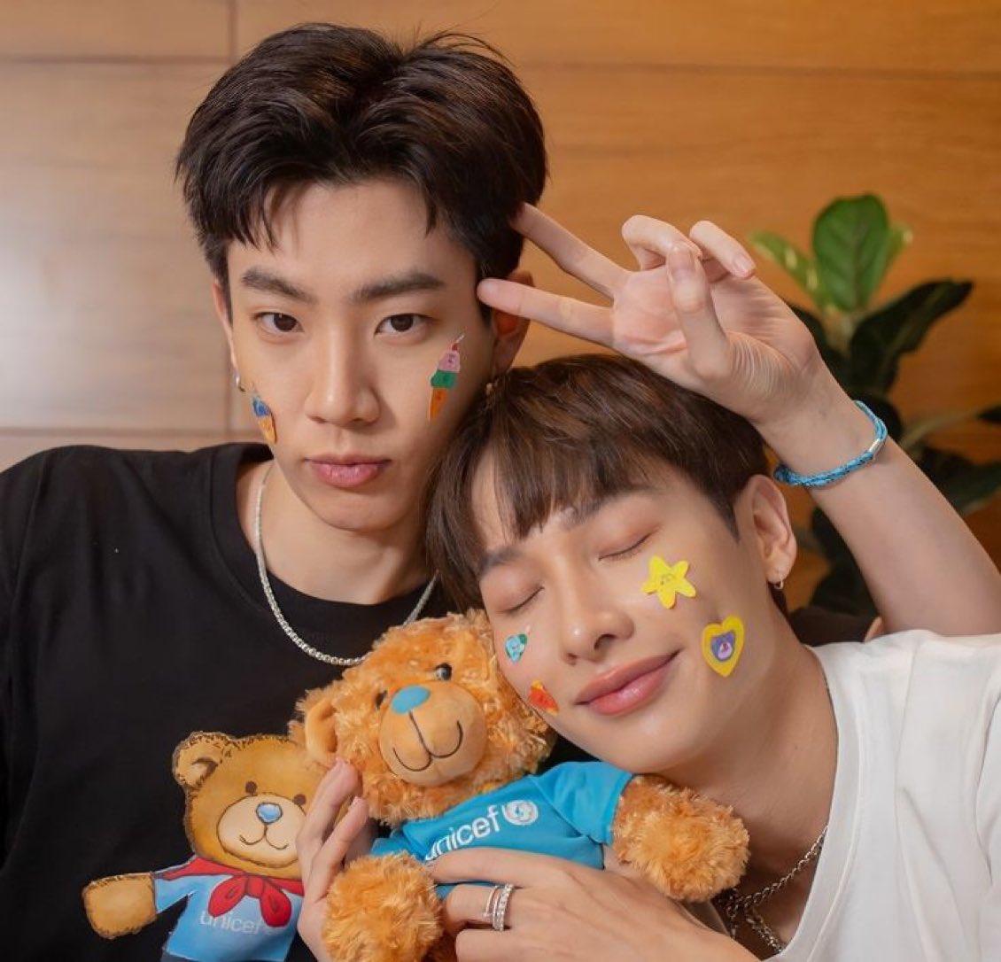 Olive_Hopes's tweet photo. OffGun are just so adorable together 🥰💚
#OffGun #ออฟกัน
#OffJumpol #GunAtthaphan https://t.co/JOqcZdiqFq