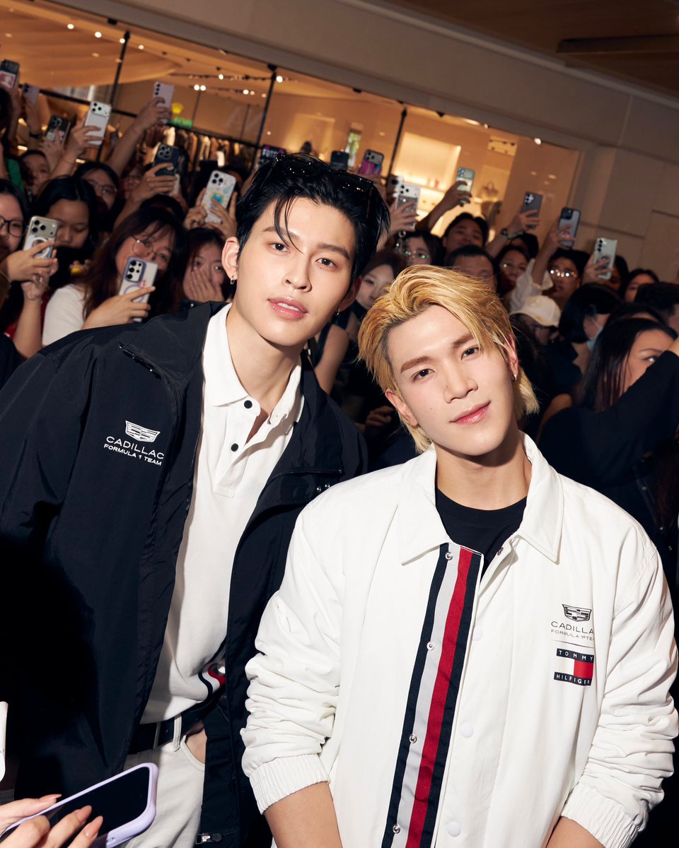 BRNarawins's tweet photo. [🆕📸] IG: tommyhilfiger | 08.10.2026

💬| Fourth, Pond, Checo Perez e Zhou Guanyu desembarcaram em Singapura antes do Grand Pix 

POND x TOMMY HILFIGER CAD F1
#TommyHilfigerxPond
#TommyHilfigerxCadillacF1
#TommyHilfiger @TommyHilfiger 
#TommyFamily #ppnaravit https://t.co/NN6Blj76PW