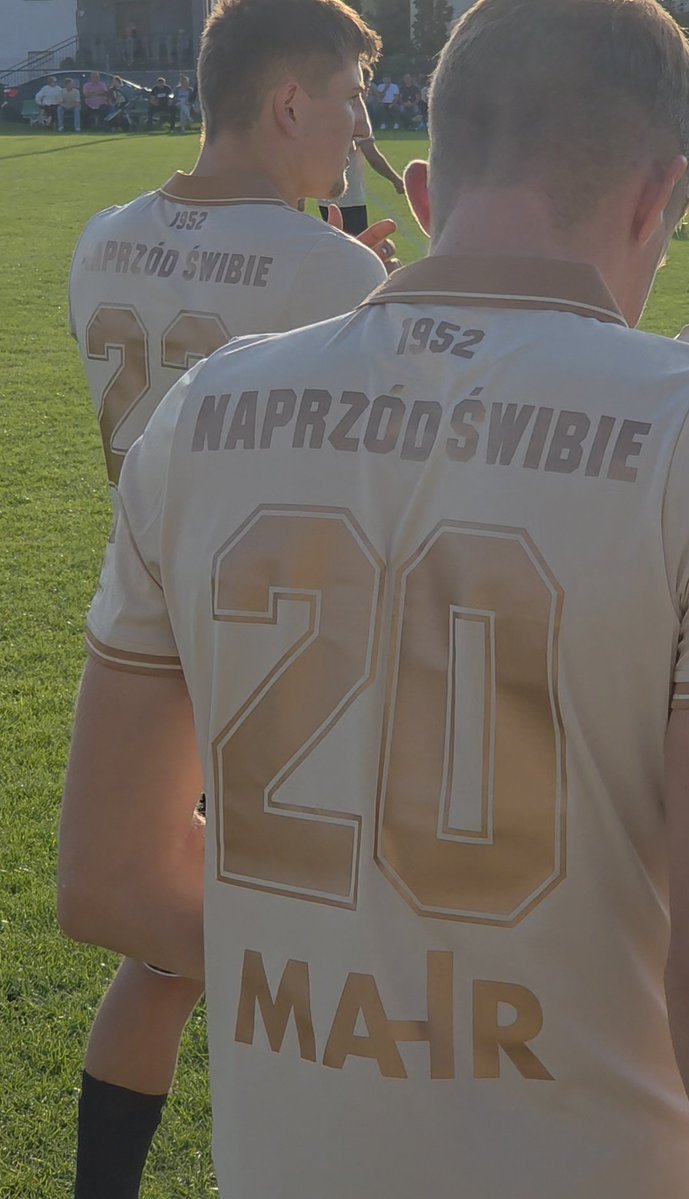 NaprzodSwibie's tweet photo. NOWE KOSZULKI

Miała być oficjalna prezentacja z profesjonalną sesją jak w @Wieczysta, ale nasz budżet jest trochę skromniejszy, więc będzie po amatorsku...

Przed Państwem nowe koszulki na sezon 2026/2027 (i kolejne sezony pewnie też) podarowane nam przez firmę NAST s.c. https://t.co/vQDh2NGjJM