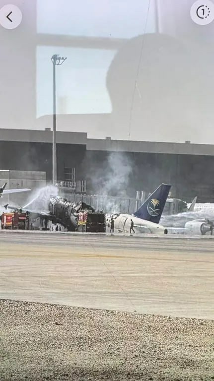 Almaydan711's tweet photo. #عاجل 

مشاهد متداولة عن لأحتراق طائرة وتضرر اثنتين نتيجة استهداف #مطار_الرياض 

https://t.co/h7TTxn6h9i https://t.co/eFhuPgs47E