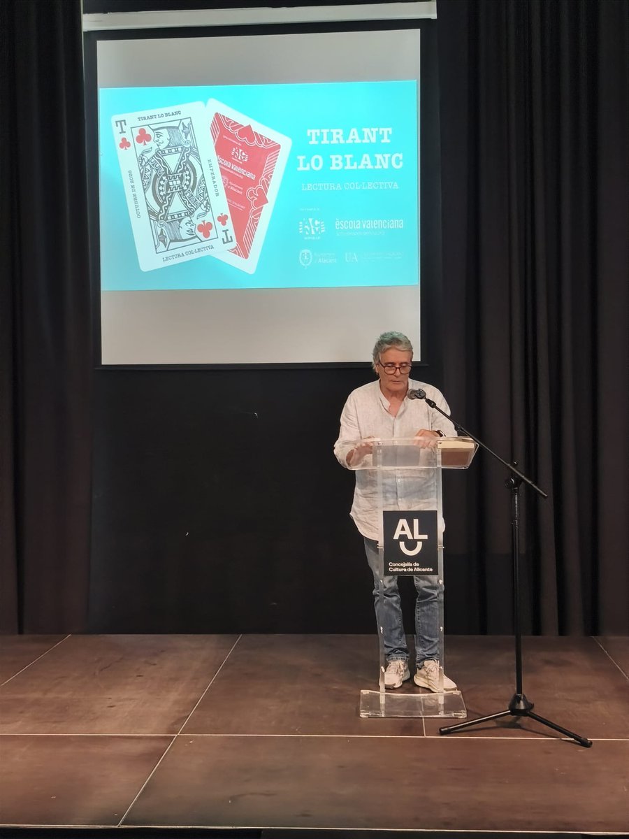 Decidimalacanti's tweet photo. Dins dels actes organitzats per la Diada del #9Octubre, hem participat de la tradicional lectura col·lectiva del Tirant lo Blanc a Alacant. 
Moltes gràcies a @acnvlacivica per convidar-nos i enhorabona per la iniciativa als organitzadors.
Som un poble orgullós de la seua llengua https://t.co/GbrvKWrXGJ