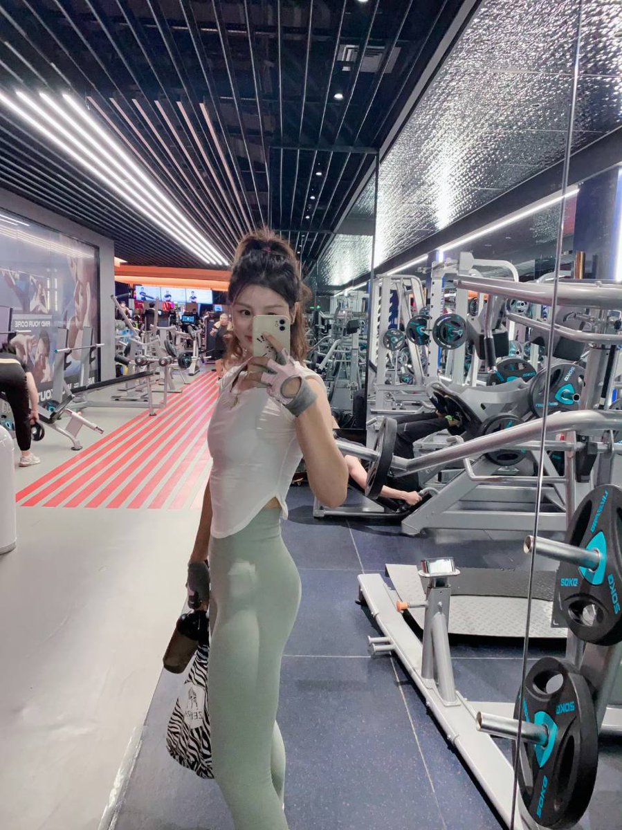 Sarahq7a's tweet photo. Mirror magic at the gym 🪞
This shot makes my waist look so small 😜
Keep showing up for the gains 💪#gym 🪞 https://t.co/mKxTI3n0jQ
