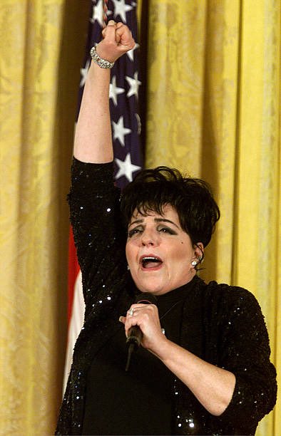 25YearsAgoLive's tweet photo. On Columbus Day, Liza Minnelli serenades President Bush with “New York, New York” in the White House East Room. https://t.co/JDVRZb5Jpy