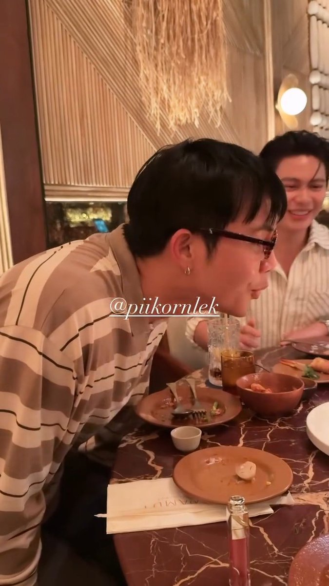 appch__'s tweet photo. วิลเลี่ยมใช้ชีวิตเหมือนthe flash ฮีวาร์ปไปมาทั้งวันได้ไง5555555555555555555

#WilliamEst https://t.co/0IWGjmXufW