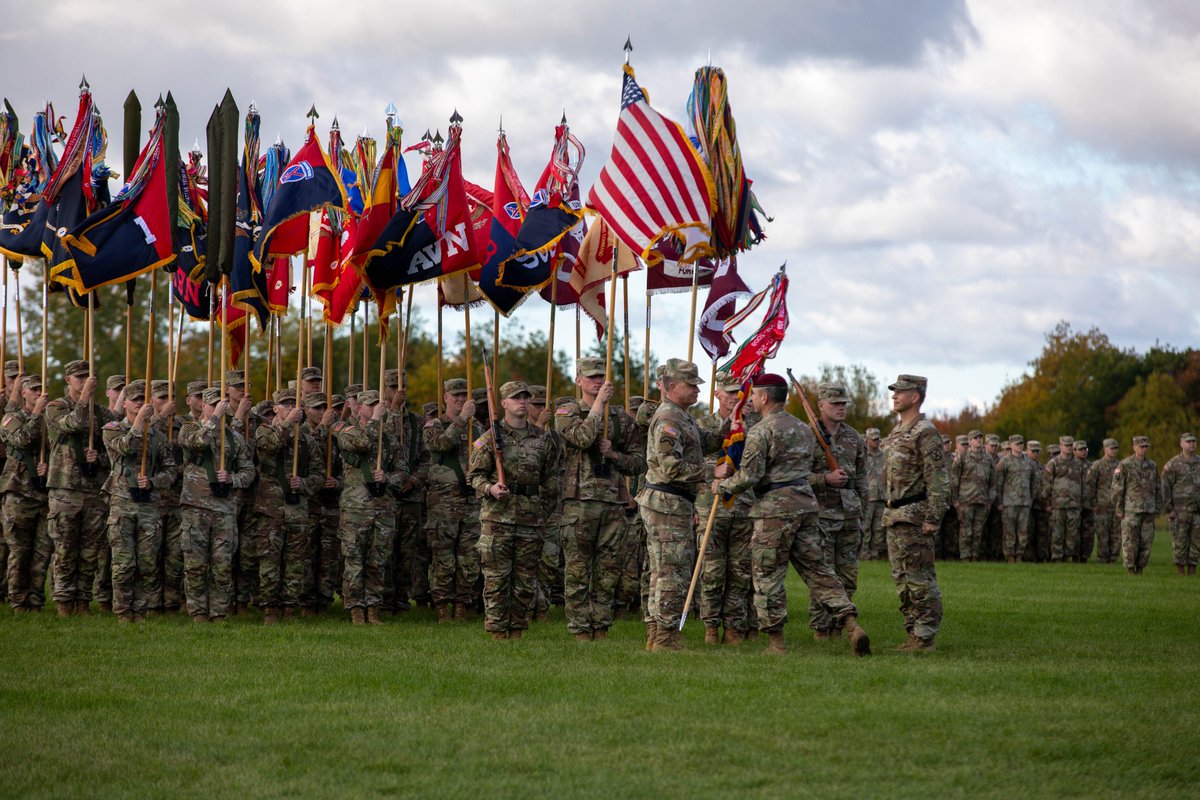 10MTNDIV's tweet photo. Today, we said goodbye to Maj. Gen. Scott Naumann and welcomed Brig. Gen. Joseph Ewers as our incoming Commanding General.

The Naumann family’s dedication to Mountain Soldiers, Families, and the North Country will leave a lasting legacy. We wish them well on their next climb! https://t.co/m8E1Xqxbkk