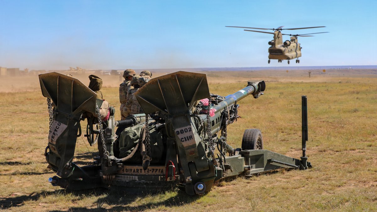 4thInfDiv's tweet photo. 4th ID 2nd Stryker Brigade Soldiers deloaded a Polaris MRZR from a CH-47 Chinook during an air assault demo at Fort Carson, building seamless integration between ground &amp; aviation forces. #4thID #USArmy #AirAssault @USARPAC @I_Corps https://t.co/HdI2CujwV2