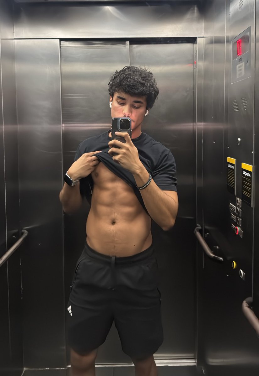 vinicius_soulza's tweet photo. na rua / em casa 🫣😛🔥

https://t.co/XTd1CMX4ip https://t.co/DPQowN4EZA