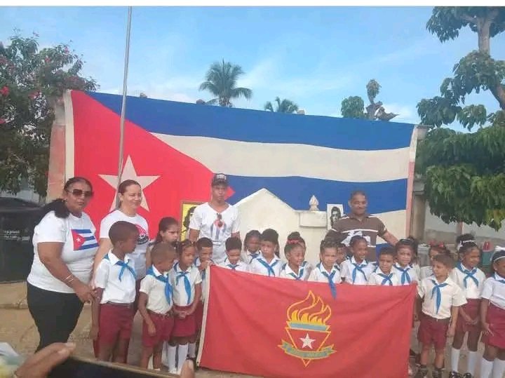 YoneisisJunco's tweet photo. Ingreso a la OPJM los estudiantes de primer grado de #TercerFrente #NuestroEsfuerzoEsDiario  MONCADISTAS SIEMPRE LISTOS.
#100AñosJuntoAlmeida https://t.co/WK9iz67ZXN