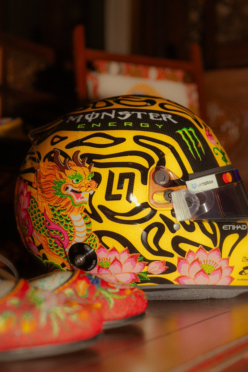 LN4's tweet photo. An unreal Singapore helmet for @lando this weekend 🪷 a special one celebrating Peranakan artists and culture 👏 https://t.co/vPqy2tUz3U