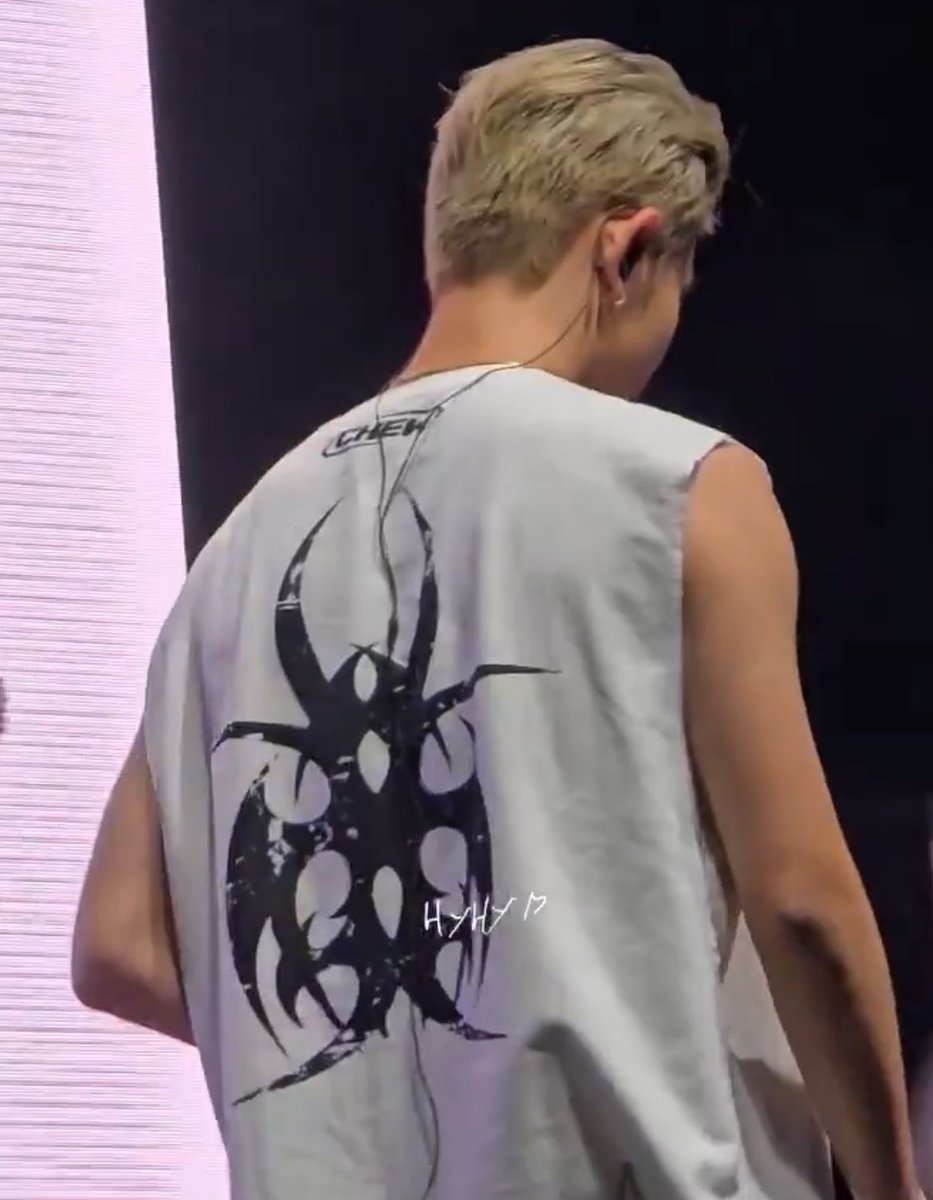 kuroryul's tweet photo. bro saw ppl mentioning his perfect shoulders and decided to cut the sleeves https://t.co/GgdhzMTKCS
