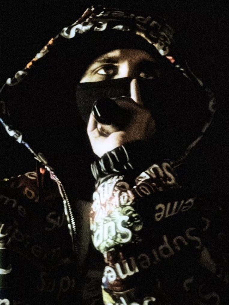 INTHEMlST's tweet photo. these photographers love taking pics of esdee like he's the virgin mary or sum https://t.co/yvS47zHY7Y