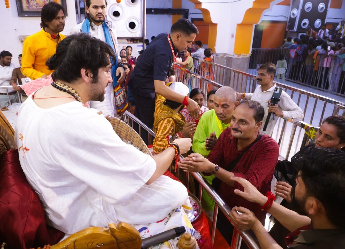 bageshwardham's tweet photo. धाम पर भक्तों से मिलते पूज्य सरकार साथ ही दिव्य विभूति का वितरण कर सभी श्रद्धालुओं के जीवन में सुख, शांति और आध्यात्मिक ऊर्जा का संचार किया। https://t.co/9AGA9yl9K9