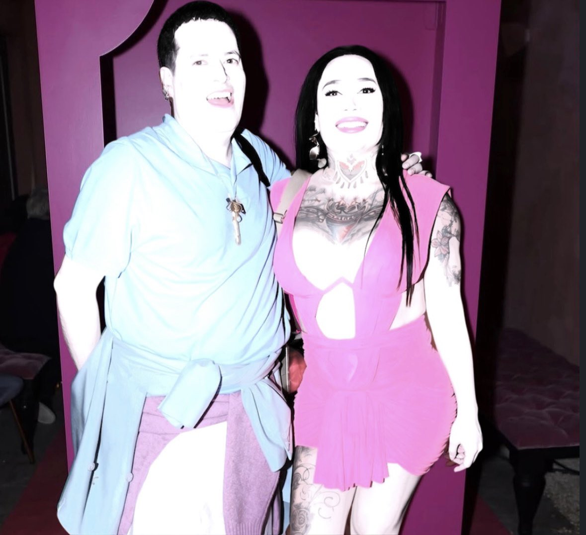 LaWendyGuevara's tweet photo. mi amiga y yo después de unos pequeños retoques: https://t.co/gTPedPOlKK