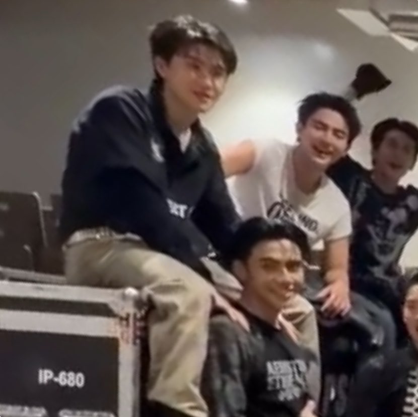 bbaeza555's tweet photo. โอเคค่ะ อธิบายสิ่งนี้หน่อย ติด ๆ >__< https://t.co/kJxr9klfH8