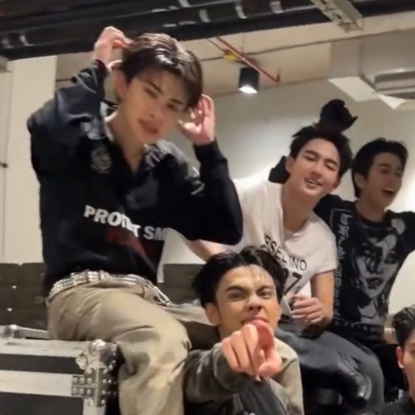 bbaeza555's tweet photo. โอเคค่ะ อธิบายสิ่งนี้หน่อย ติด ๆ >__< https://t.co/kJxr9klfH8