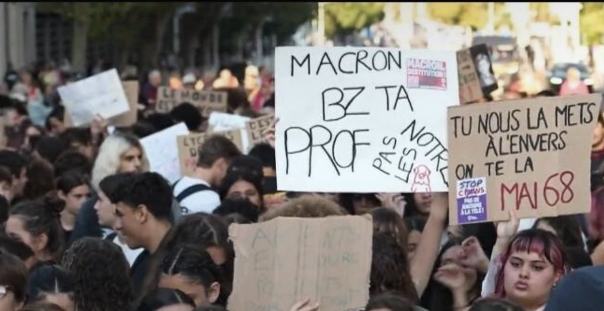 myriampalomba's tweet photo. Emmanuel Macron furieux contre le 13 Heures de France 2 après la diffusion d’une pancarte injurieuse sur son épouse! 
Diffusons-la en masse ! https://t.co/nayNhRhBa7