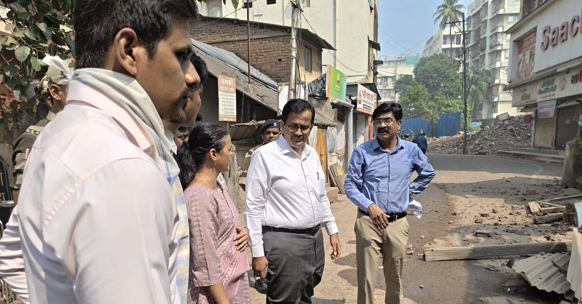 PanvelCorp's tweet photo. पनवेल मधील जय भारत नाक्यावरील इमारतीवर पालिकेची तोडक कारवाई
पनवेल महानगरपालिका प्रभाग समिती ड अंतर्गत जय भारत नाका पनवेल येथील भूखंड क्र ५००/१/२ याठिकाणची जी +१ मजली लाकडी लोडबेरिंग इमारत ही रस्ता रुंदीकरणामध्ये निष्कासित करण्यात आली.
#PanvelMunicipalCorporation #panvel https://t.co/GeQzzRkNPh