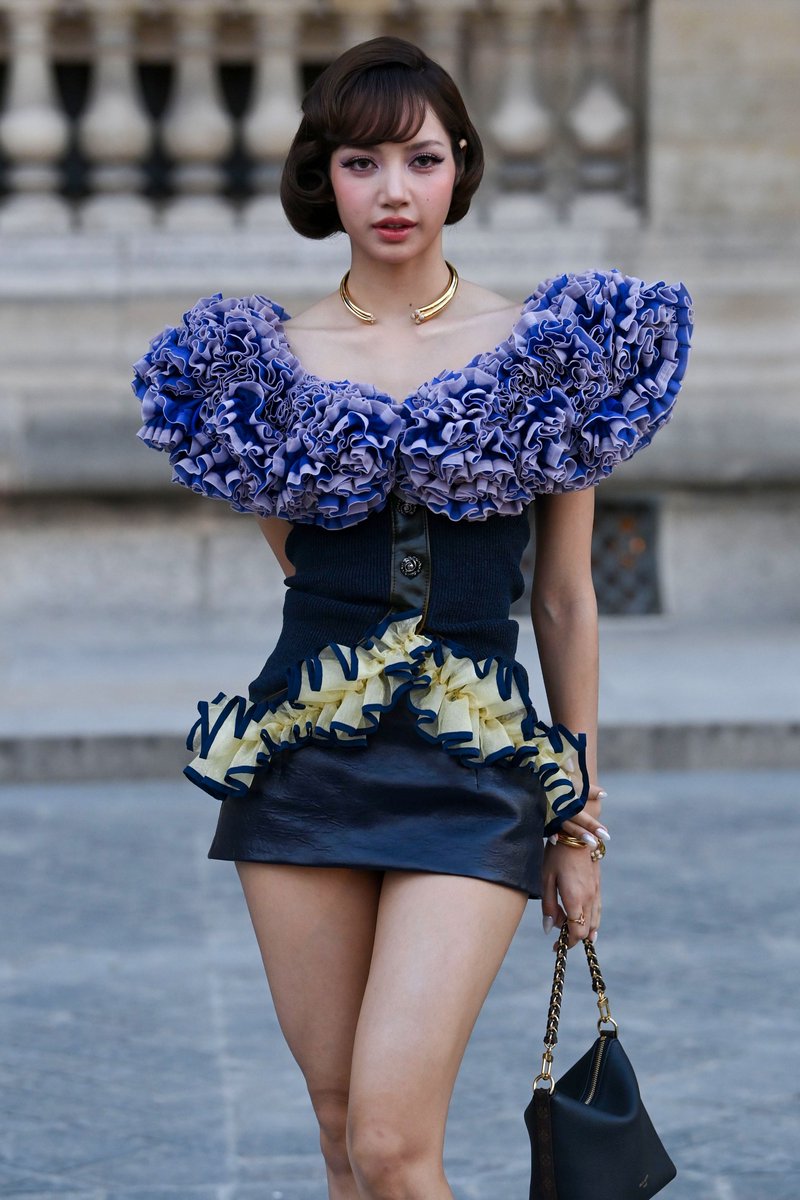 TheePopCore's tweet photo. LISA ranks No. 1 among female K-pop acts at Paris Fashion Week for media impact.

— She led the conversation with a 1.01% share of voice, making her the MOST mentioned female K-pop act of the week. https://t.co/TNGm0Pou0Q