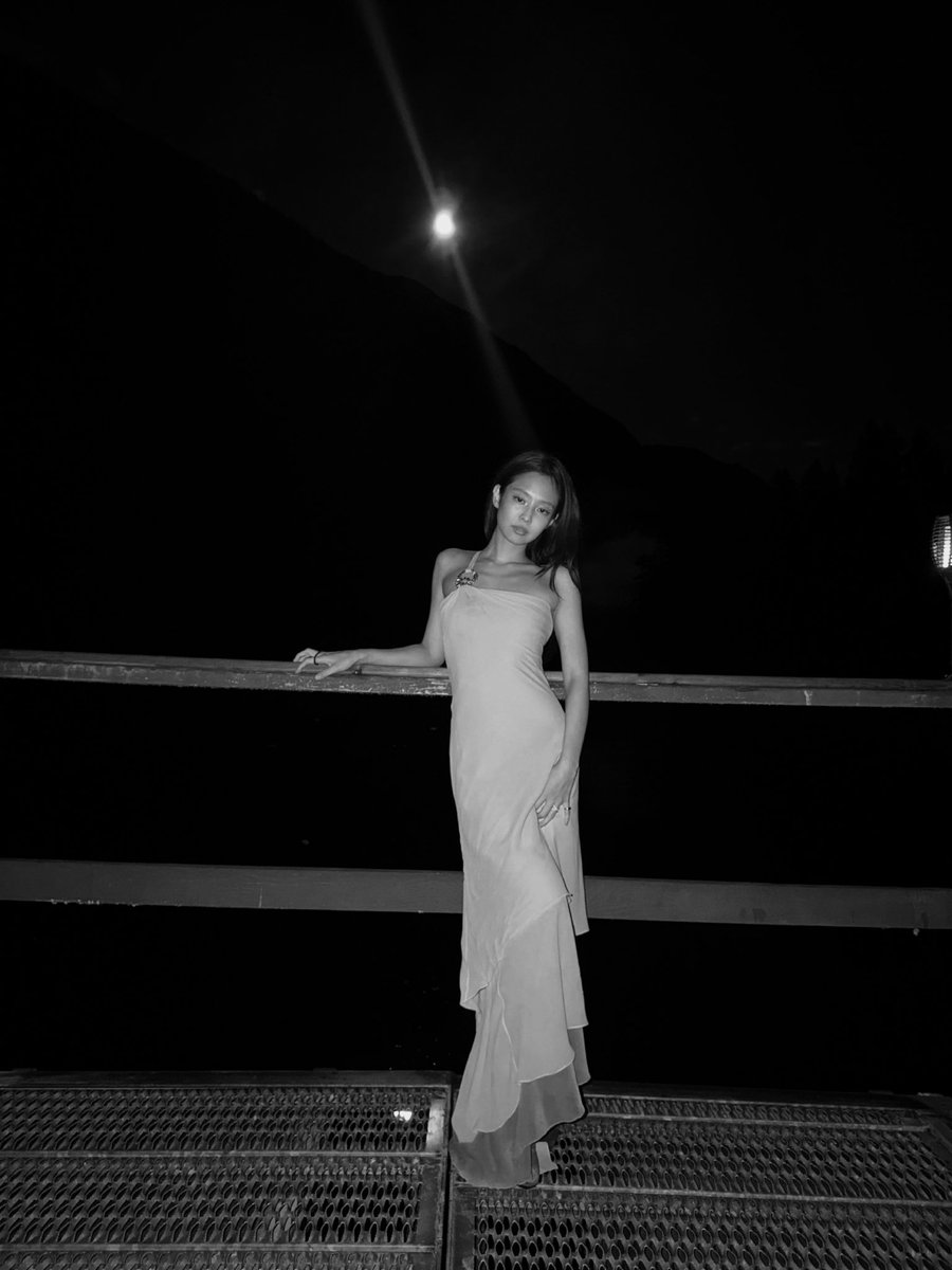 jendeeukr's tweet photo. Beneath the quiet moon. https://t.co/hAJ1raFfxY
