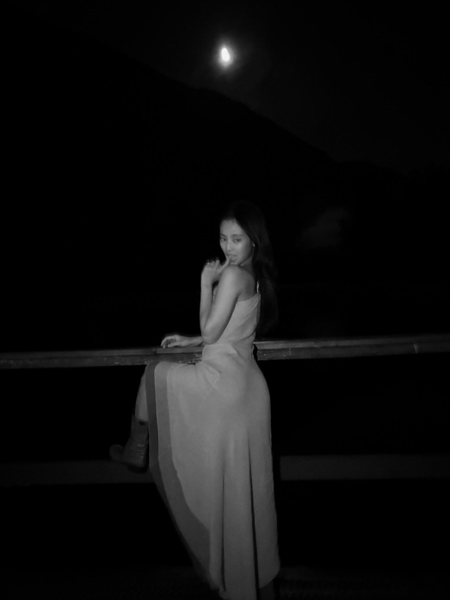 jendeeukr's tweet photo. Beneath the quiet moon. https://t.co/hAJ1raFfxY