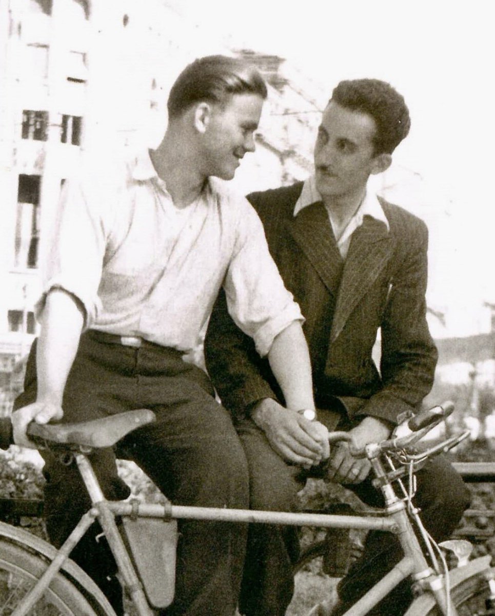 BSoderqvist29's tweet photo. Two men in Belgrade, Terazije, circa 1940s

From the book "Loving: A Photographic History of Men in Love 1850s-1950s" collected by Hugh Nini and Neal Treadwell https://t.co/QHWaTNrxhX