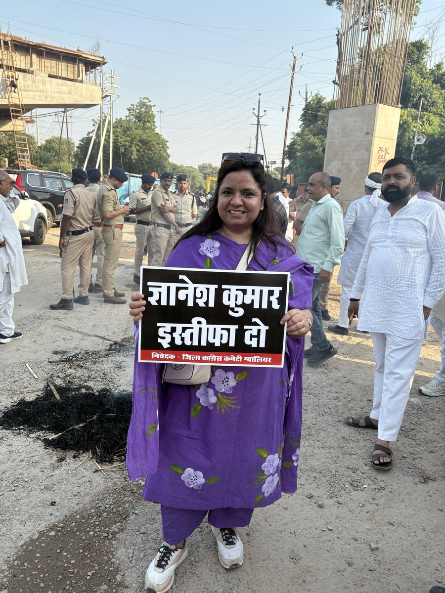 mini_magical's tweet photo. इंडिया गठबंधन के सहयोगी दलों के साथ ग्वालियर में संयुक्त मार्च का आगाज हुआ
#SaveDemocracy #SaveVote #INDIAAlliance #Gwalior #votechor
@RahulGandhi @INCIndia @SupriyaShrinate @MahilaCongress @INCMP @CongressGwalior @mppmc1234 @IYC @Cockroachisback @dhruv_rathee https://t.co/wiCqf0mdTk