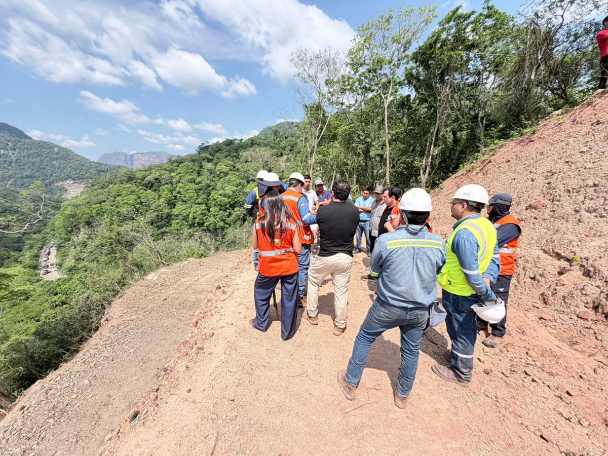 CarreterasBo's tweet photo. LA ABC JUNTO A AUTORIDADES MUNICIPALES Y TRANSPORTE INSPECCIONAN EL SECTOR PETACAS Y ANUNCIAN INVERSIÓN DE BS 127 MILLONES EN LA REHABILITACIÓN DE LA RUTA A LOS VALLES EN SANTA CRUZ, DENTRO DEL PLAN NACIONAL DE EMERGENCIA 

Lee la nota completa aquí:
➡ https://t.co/nd2BBtB634 https://t.co/ifrep5W62w