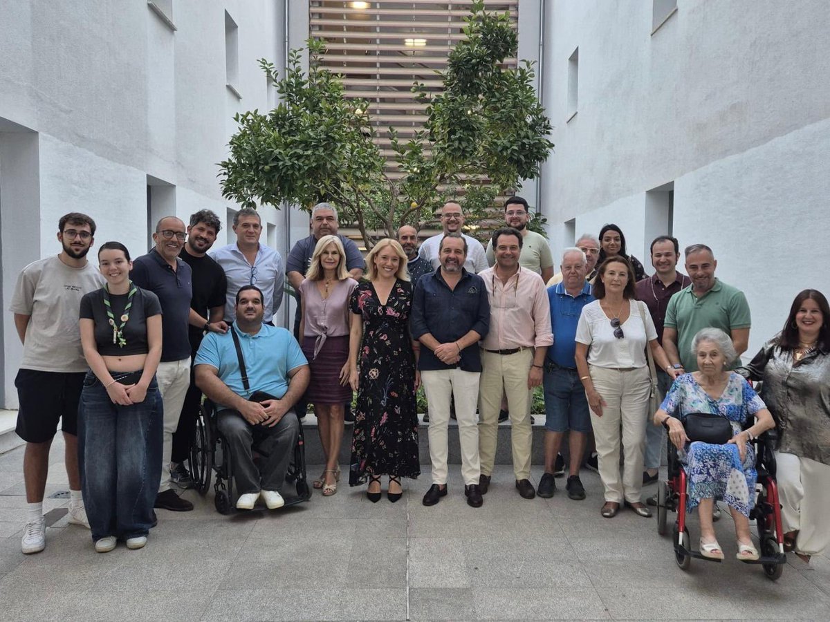 DtoMacarena's tweet photo. 📣 Hemos celebrado la primera reunión de organización del Heraldo Real del Distrito Macarena 2027.

El artista y compositor Enrique Casellas será el encargado de encarnar nuestro Heraldo Real.

Comenzamos así los preparativos de una de las citas de la próxima Navidad. https://t.co/c0wYU48lSB