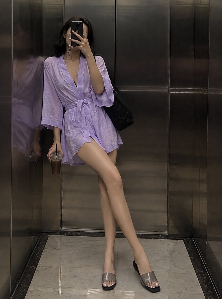 urqueenakansha's tweet photo. Your Malkin in elevator and waiting for your obedience 💟 ~ Meray Kuttay or kuttiyo 🦴 https://t.co/R1hwftBx1V