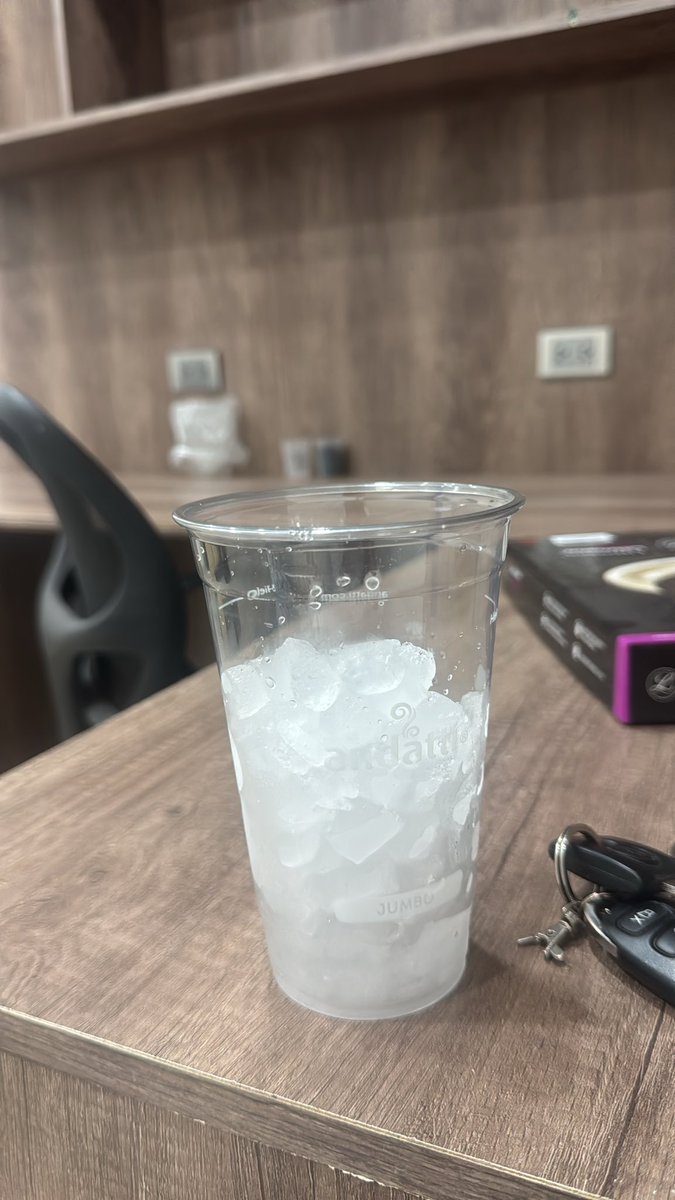 Ayleen_Flowers's tweet photo. Otro vasito con hielo. Rico.☝🏻 https://t.co/plsoJRbQ4d