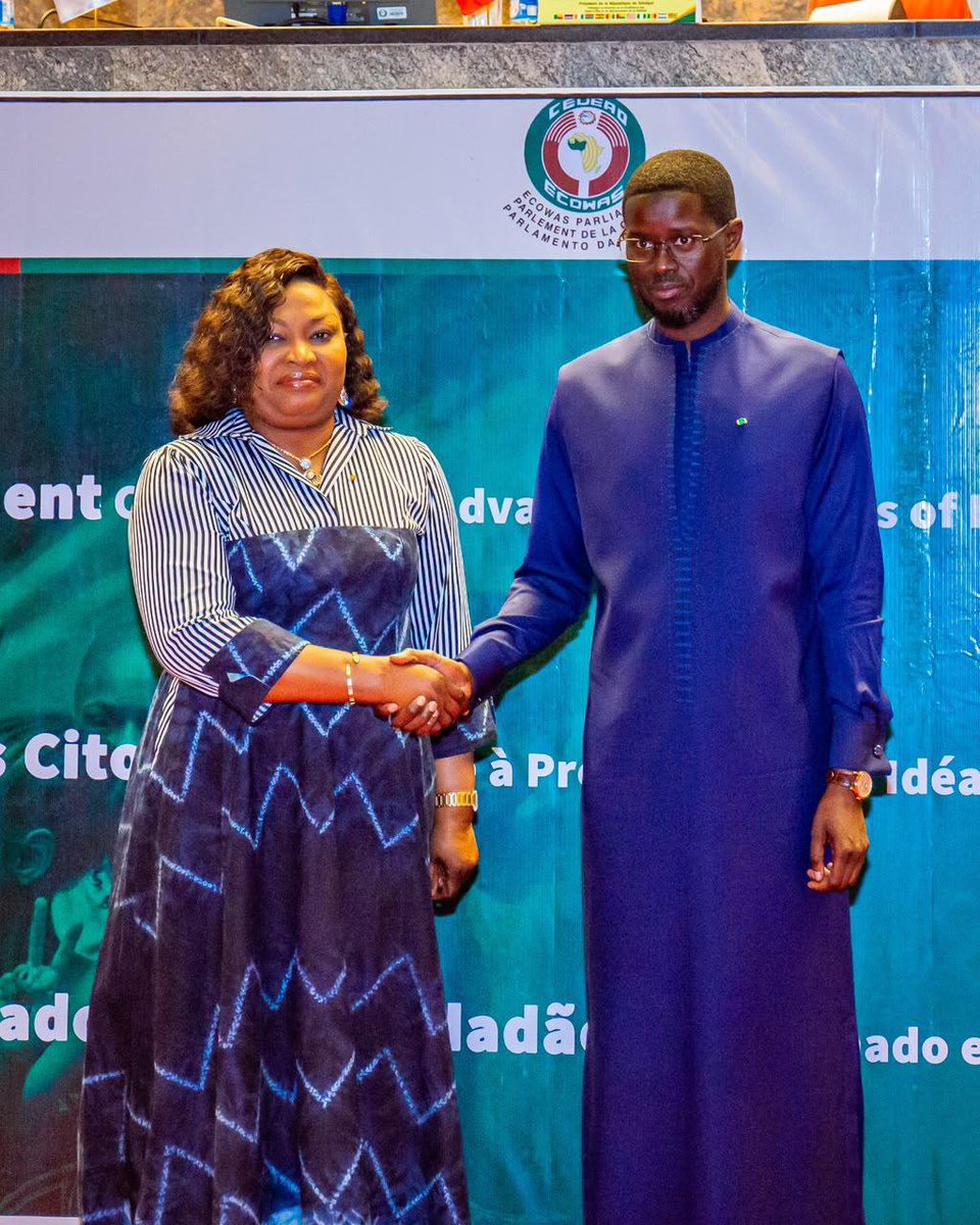 LegalistMagnani's tweet photo. 🇸🇳🇳🇬 CEDEAO | Abuja

Le Président en exercice de la CEDEAO, Bassirou Diomaye Faye, a visité le Parlement communautaire à Abuja.

Échanges avec Hadja @MemounatouI autour d’un Parlement plus fort, d’une intégration plus proche des citoyens, de la prévention des conflits.

#CEDEAO https://t.co/ro3PVhrEAa