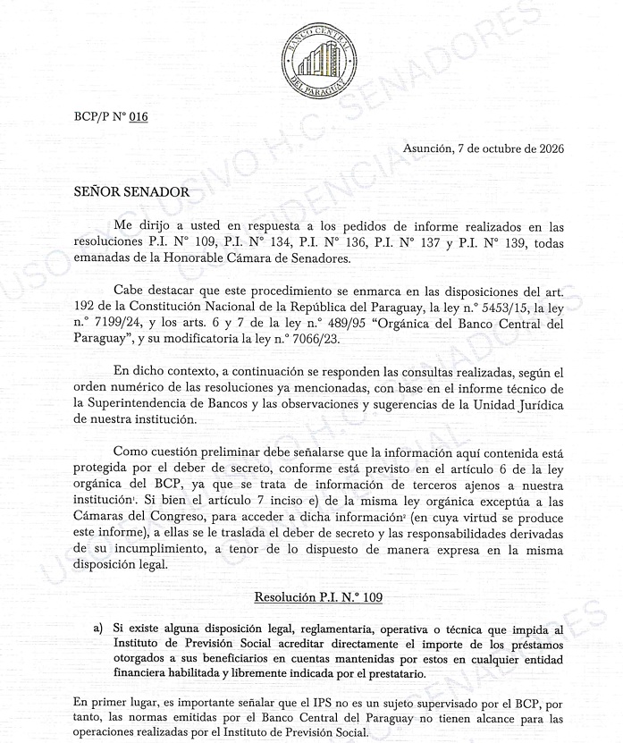 acostasamu's tweet photo. #Informe del #BCP al #Senado 

Estos son los puntos más relevantes:

🏦#UENO: sigue abierto un #sumario administrativo para determinar si hubo financiación indirecta en una venta de cartera, práctica prohibida cuando el comprador es una parte vinculada. El procedimiento alcanza al banco y a personas físicas previstas en la ley.

#VINCULADOS: el #BCP requirió ajustes a #Ueno e incorporar empresas a su grupo de vinculados para recalcular la exposición crediticia conjunta. Según el supervisor, la entidad corrigió su posición; entre las medidas estuvo la venta de cartera. Por ello, no exigió un plan de regularización.

#RIVAROLA: el #BCP reconoce que recibió por correo el documento del exgerente de Supervisión #FernandoRivarola. Cuestiona su presentación fuera de los canales oficiales, pero admite que parte del contenido provenía de trabajos del equipo supervisor. No fue elevado al Directorio.

🏦 #SUDAMERIS: obtuvo facilidades tras absorber Regional: hasta 5 años para diferir el impacto de previsiones sobre créditos deteriorados, 10 años para gastos de fusión y 6 años para constituir previsiones sobre bienes recibidos en pago. Solicitó una facilidad sobre el encaje legal, pero el #BCP no la concedió.

📊 #SOLVENCIA: el #BCP señala que Sudameris mantenía ganancias positivas e indicadores de capital superiores a los mínimos regulatorios. Atribuye la caída de sus resultados a mayores previsiones y menor margen financiero, afectado parcialmente por la apreciación del guaraní.

🏦#ITAÚ: la supervisión detectó accesos vigentes de usuarios desvinculados o rotados y otras deficiencias #tecnológicas, que considera subsanadas. Sobre los fraudes denunciados, no encontró elementos que los vinculen con brechas de la plataforma bancaria.