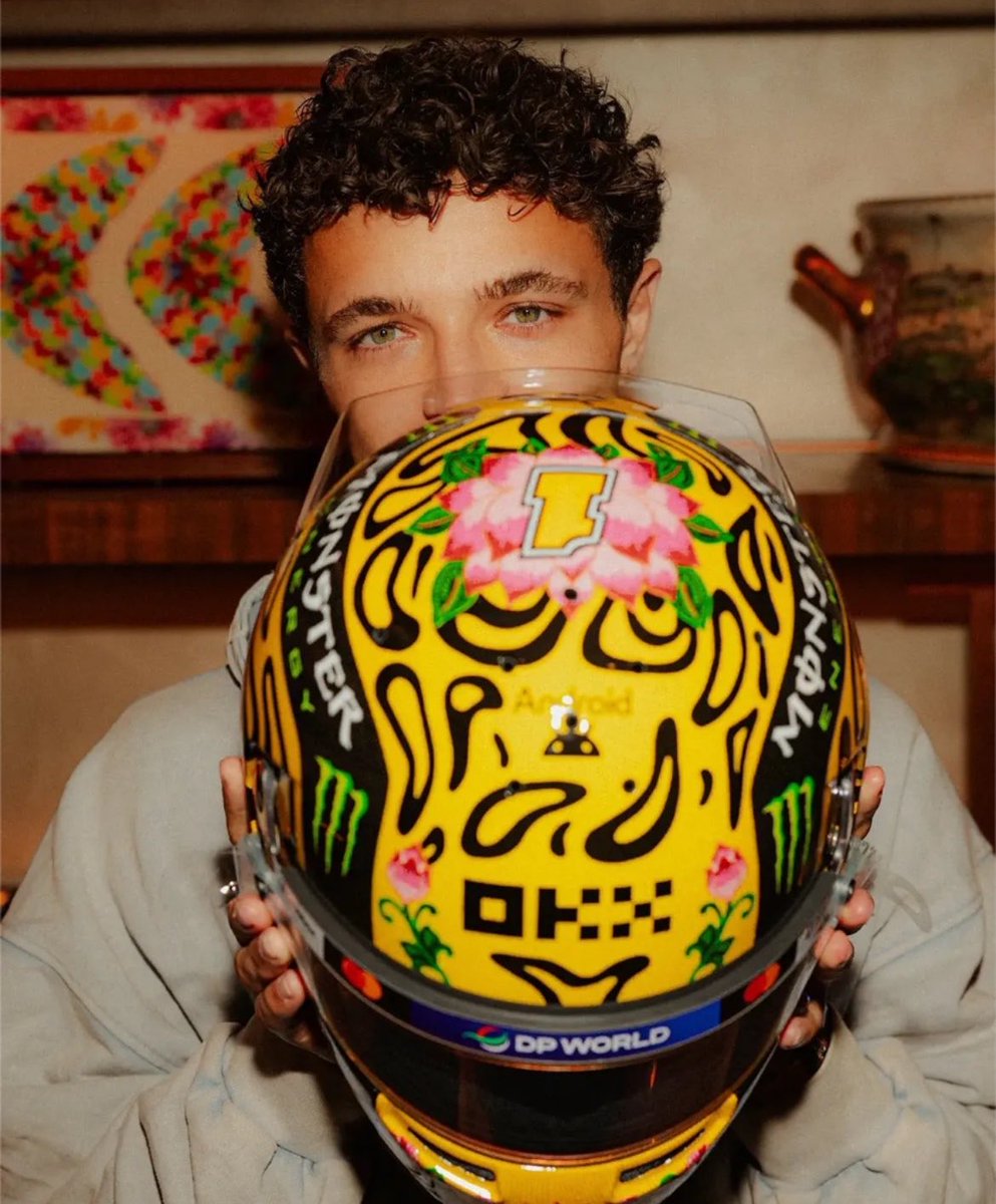 ForSushiiiii's tweet photo. okay beautiful helmet BUT THOSE EYES ??? WTF https://t.co/0MNdmFWpZn