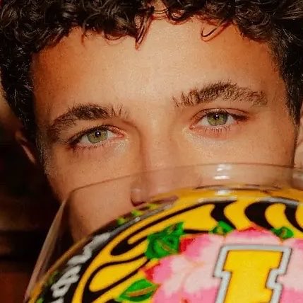 ForSushiiiii's tweet photo. okay beautiful helmet BUT THOSE EYES ??? WTF https://t.co/0MNdmFWpZn