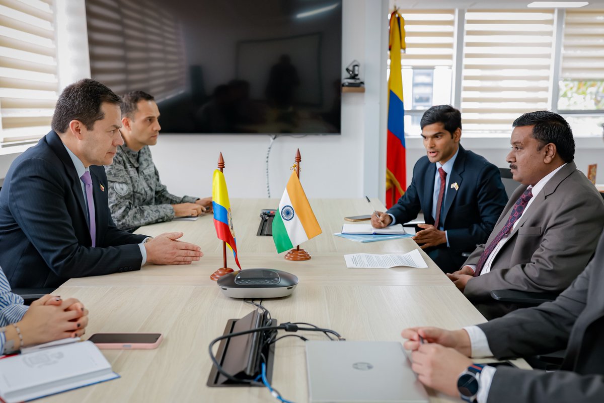 BGRuddyArias's tweet photo. Por instrucción del señor ministro @generaljmora, me reuní con el Embajador de la India en Colombia (@IndiaEmbBogota), Dr. Vinod Bahade.
Sostuvimos un productivo encuentro para revisar los acuerdos de cooperación en materia de #defensa y #seguridad.
🇨🇴🤝🇮🇳 https://t.co/l4NmwkWj4O