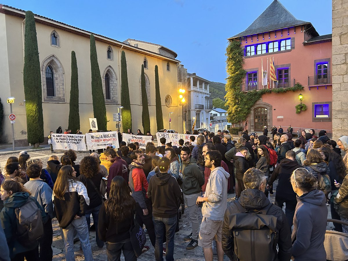 RadioSeu's tweet photo. #EnImatges Concentració "pel dret a l'habitatge" a la plaça dels Oms de #laSeu. L’acte l’ha convocat la plataforma @PirineuViu, el Sindicat de Llogateres i la Confederació Sindical d’Habitatge de Catalunya. https://t.co/VMp25Prkua