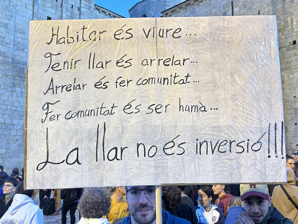 RadioSeu's tweet photo. #EnImatges Concentració "pel dret a l'habitatge" a la plaça dels Oms de #laSeu. L’acte l’ha convocat la plataforma @PirineuViu, el Sindicat de Llogateres i la Confederació Sindical d’Habitatge de Catalunya. https://t.co/VMp25Prkua