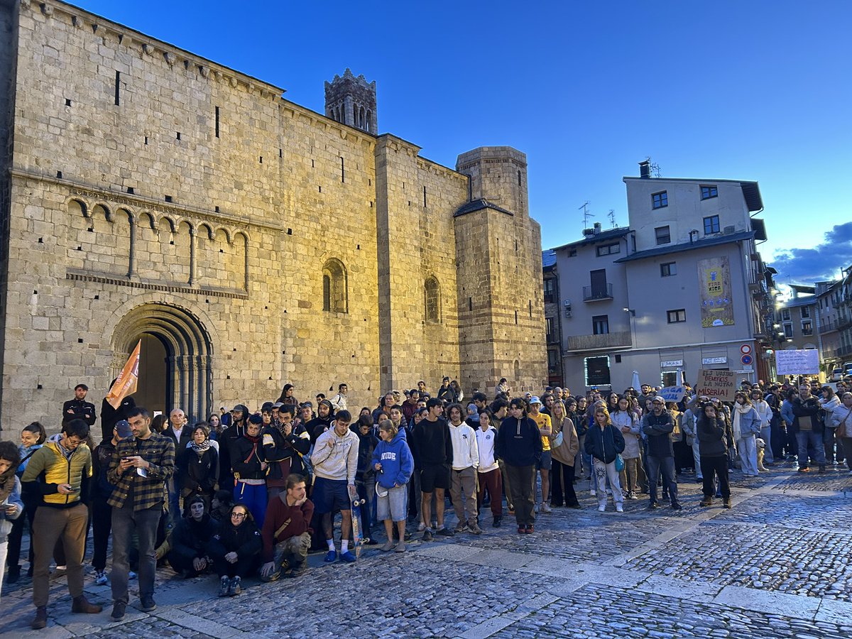 RadioSeu's tweet photo. #EnImatges Concentració "pel dret a l'habitatge" a la plaça dels Oms de #laSeu. L’acte l’ha convocat la plataforma @PirineuViu, el Sindicat de Llogateres i la Confederació Sindical d’Habitatge de Catalunya. https://t.co/VMp25Prkua