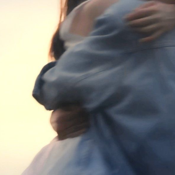 calmgloww's tweet photo. held close, held forever https://t.co/FEa2bSBf7d