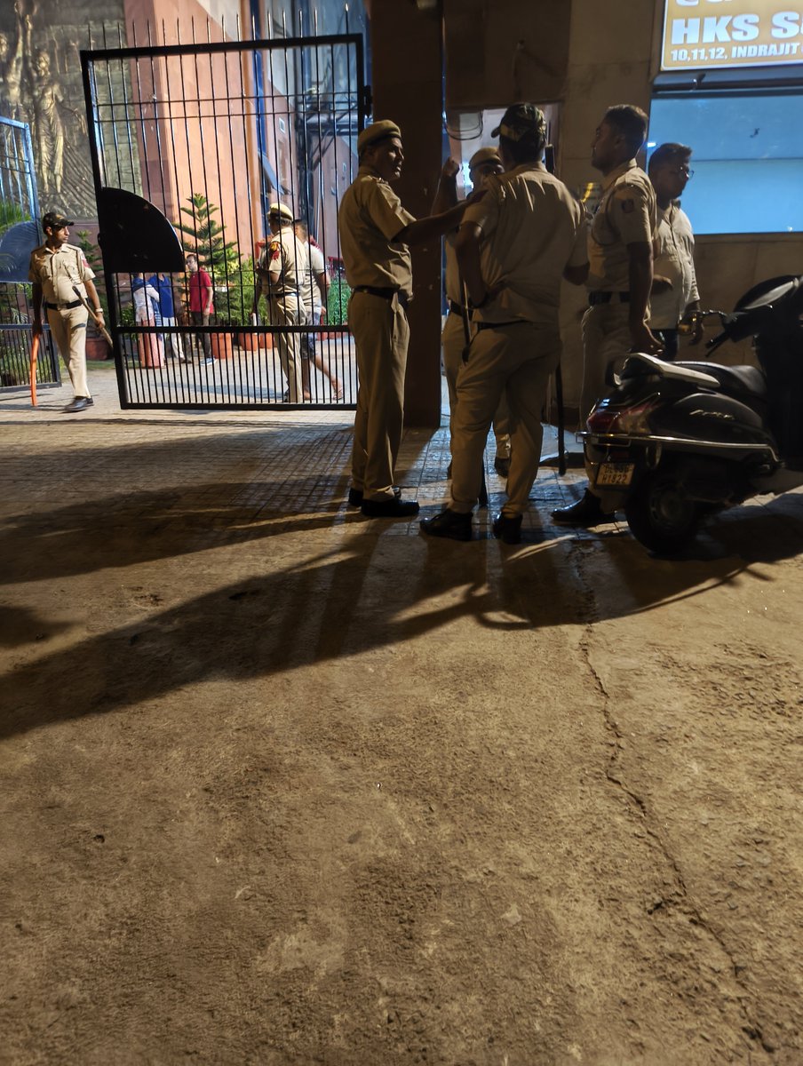 Noel__ben's tweet photo. Dalli Police came to HKS Surjeet Bhawan in search of SFI activists and to collect details. Well,you are not at Savarkar Bhavan but at the bhavan named after one nicknamed 'London Tod Singh' in search of SFI activists, it says it all. Your intimidation tactics are bound to fail! https://t.co/iIHvahudUq