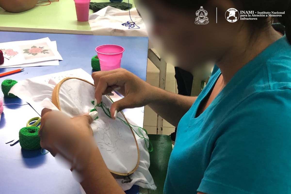 InamiGob's tweet photo. 🧵 Con el aprendizaje y práctica de la puntada básica, adolescentes del #INAMI participaron en la elaboración guiada de una manta decorativa.

​A través de esta manualidad, fortalecen su creatividad, concentración, coordinación motriz fina y habilidades para la vida. ✨🇭🇳 https://t.co/w9Oee9hcbt